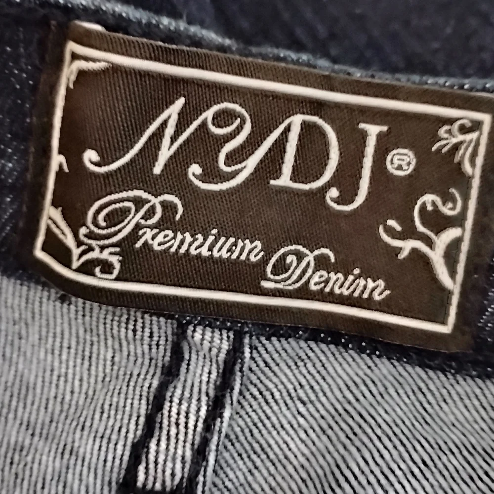 Denim Capris NYDJ Dark Wash Size 6 USA - Picture 8 of 12